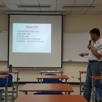 本系陳必碩老師於106年11月28日邀請 英商璐彩特國際公司亞太區暨高雄塑酯公司 林鈺杰資深人事經理擔任本系產業現況課程講師，為人資系同學演講，演講主題為『國際企業的薪資管理』。