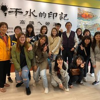 日期：108.12.11(三)
内容：思达老师带领四人三甲劳动市场分析课程同学，前往劳工博物馆参访，共计12人。
授课教师：吴思达